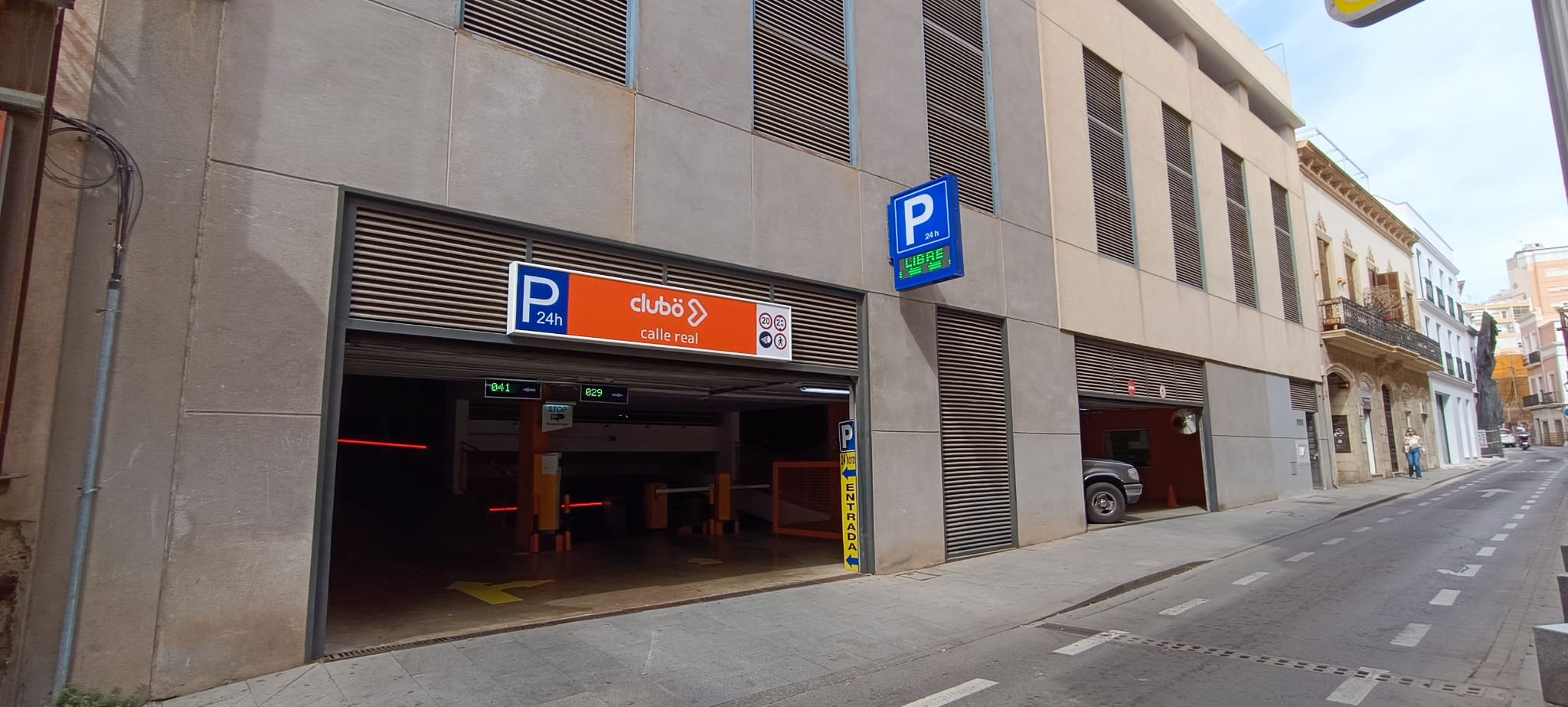 Entrada del Parking Clubö Calle Real, 84, en el centro de Almería